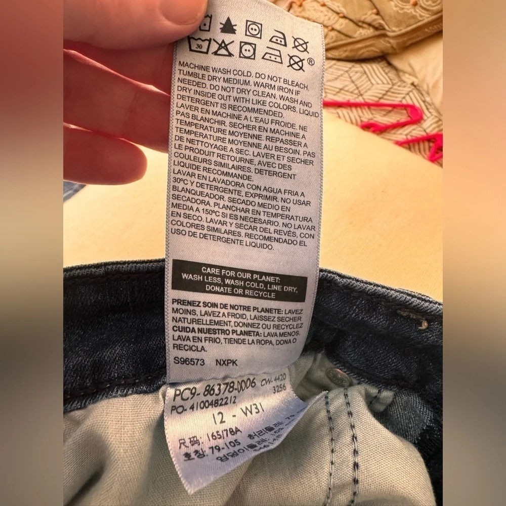 LEVI’S Signature mid rise Bermuda shorts for women size 12/31